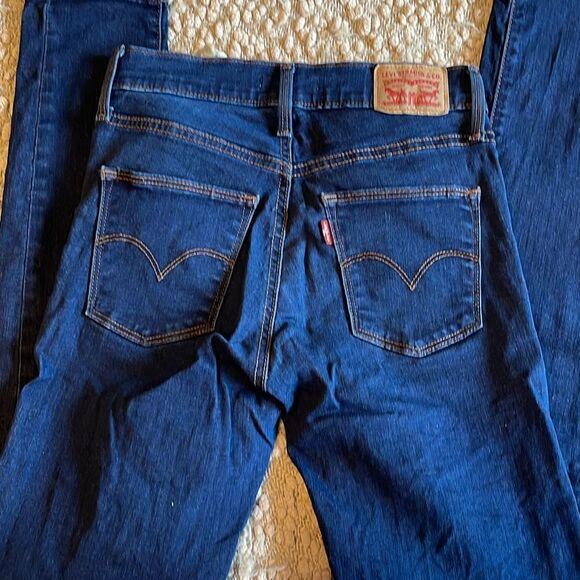 Levi's Denim - Levi’s Slimming Skinny Size 26 Jeans.